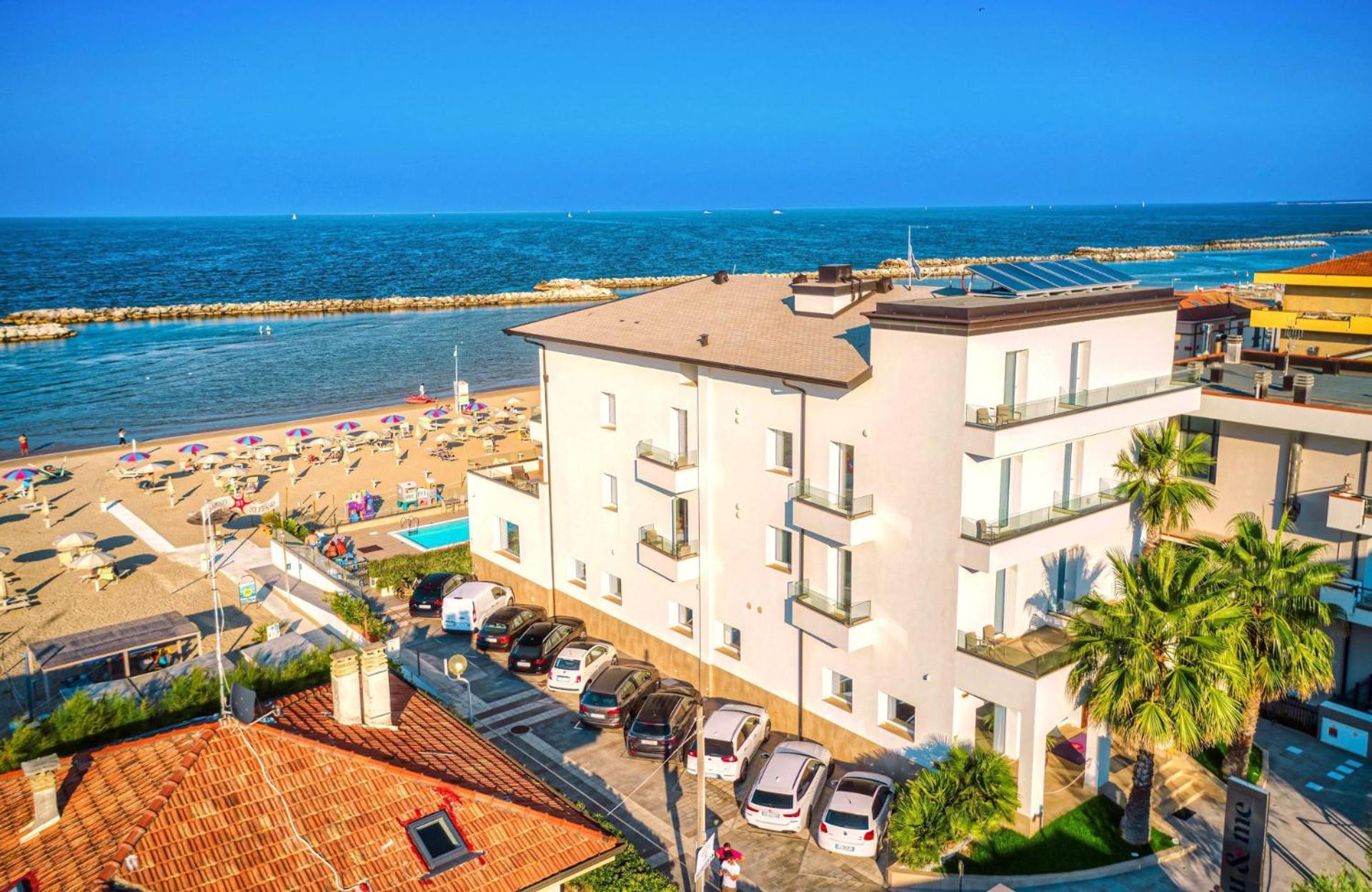 & Me Hotel 3*